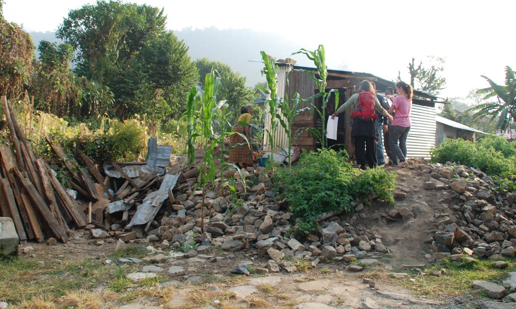 Visitant una casa totalment derruida