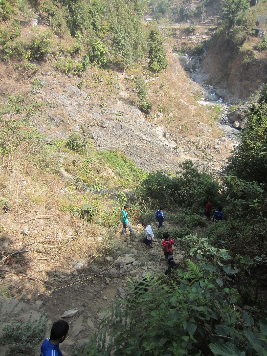 Alguns dels nens arribant a les cascades de Dhorsing.