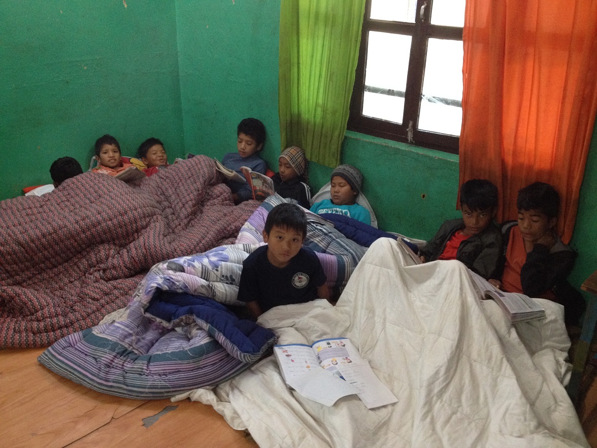 Algunos de los niños estudiando antes de ir a la escuela para hacer el examen
